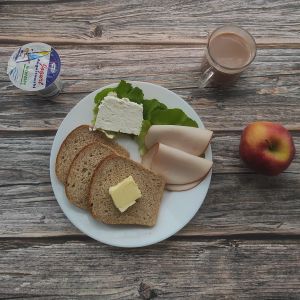 Zdjęcie przedstawia Dietę z ograniczeniem łatwoprzyswajalnych węglowodanów: Kakao Chleb Graham Masło extra Filet zapiekany drobiowy Jogurt naturalny Jabłko Sałata zielona Twarożek